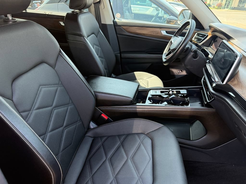 Used 2025 Volkswagen Atlas SE FWD image 3
