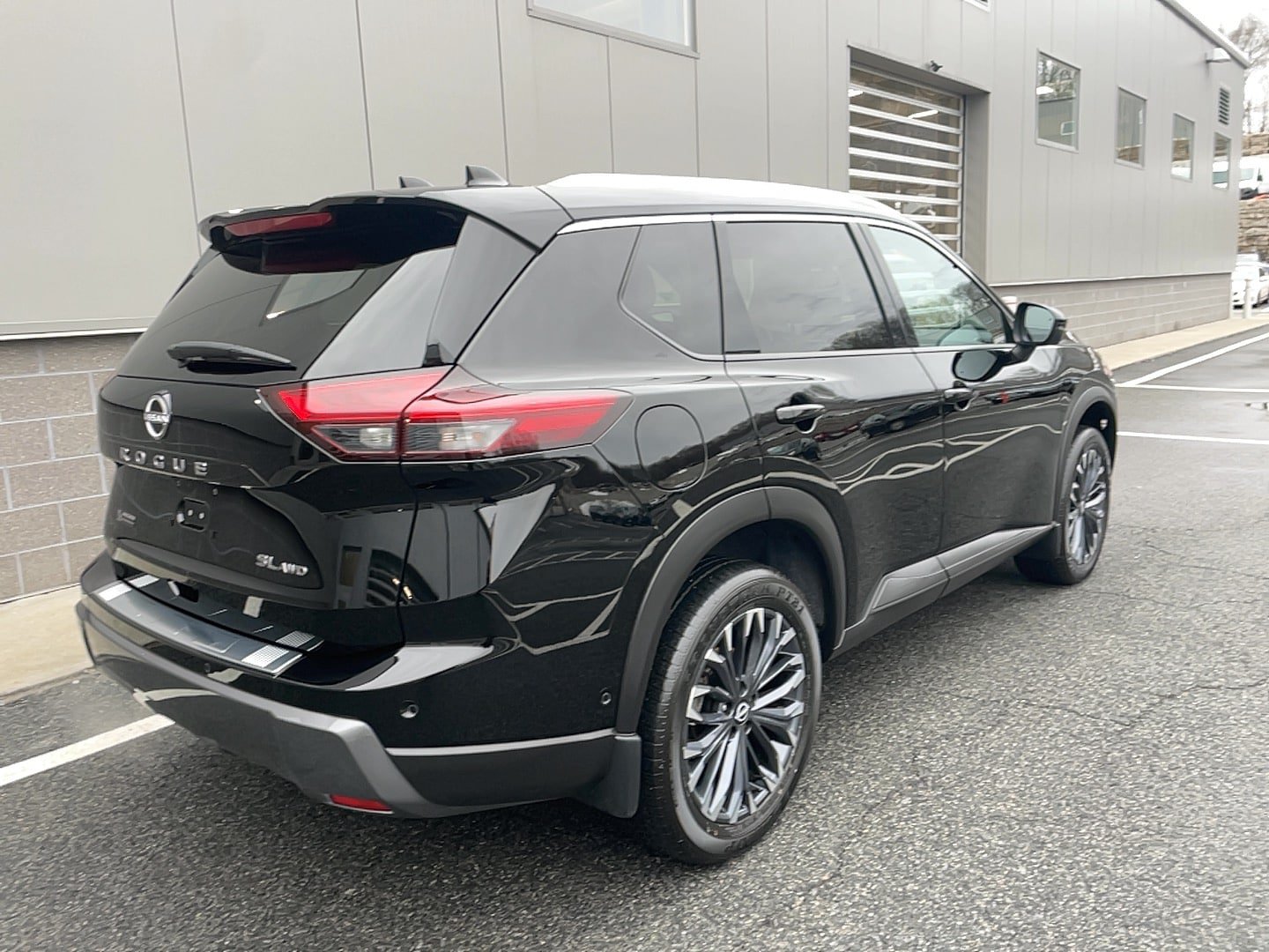 Used 2025 Nissan Rogue SL w/ Tech Package AWD/4WD image 21