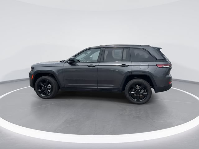 Used 2024 Jeep Grand Cherokee Laredo AWD/4WD image 4