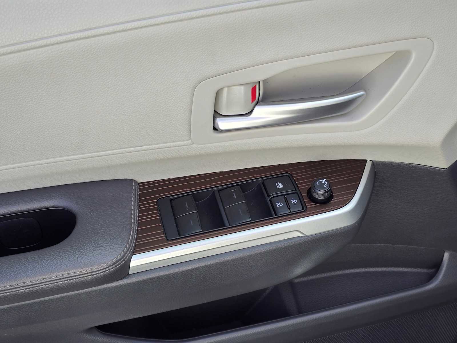 Used 2022 Toyota Sienna XLE image 25