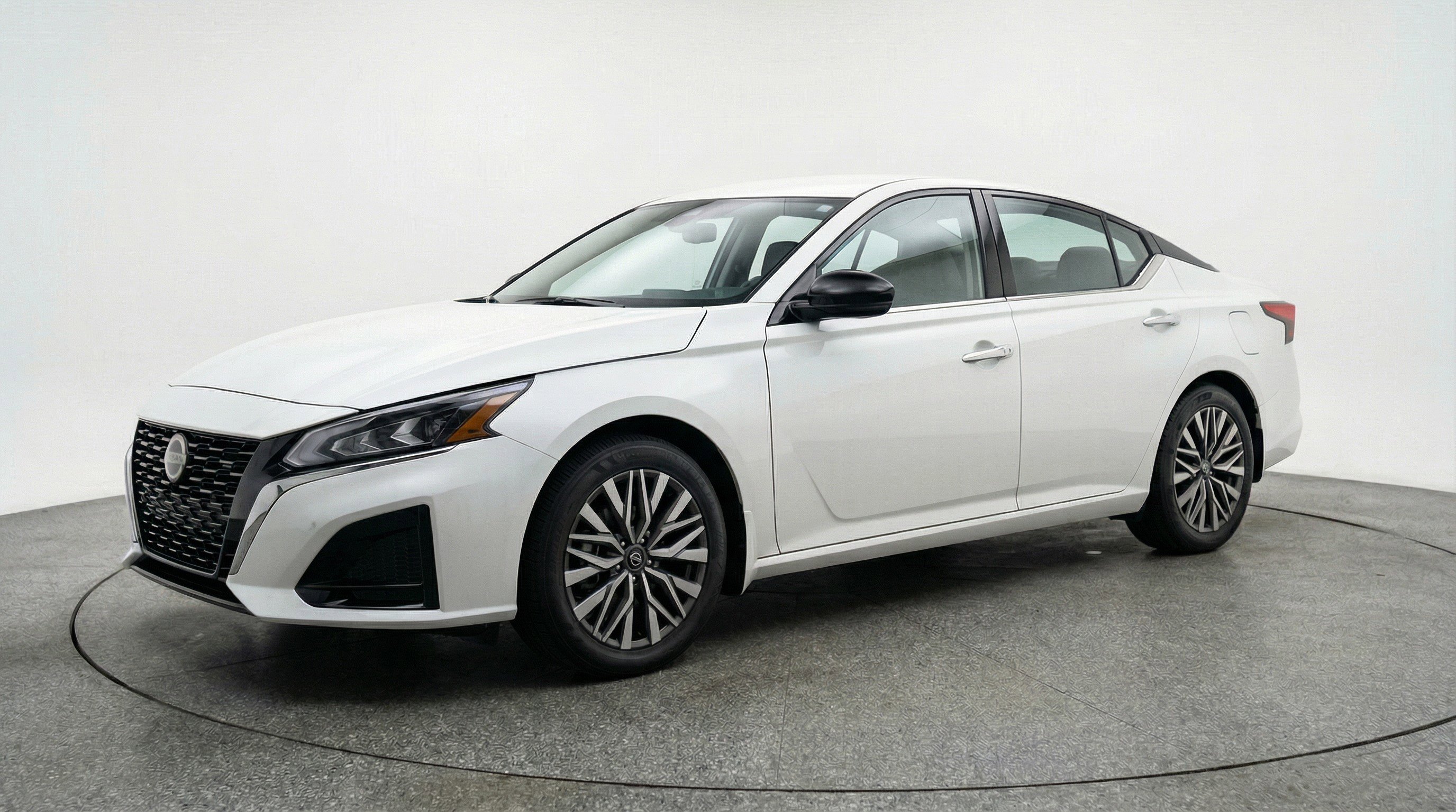 Used 2025 Nissan Altima 2.5 SV image 3