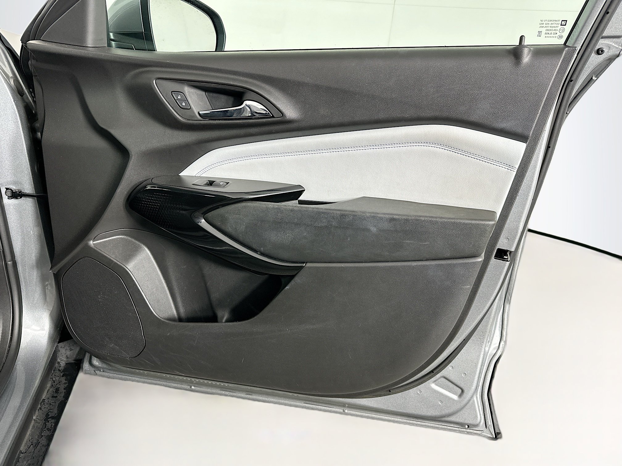 Used 2025 Chevrolet Trax LT FWD image 30