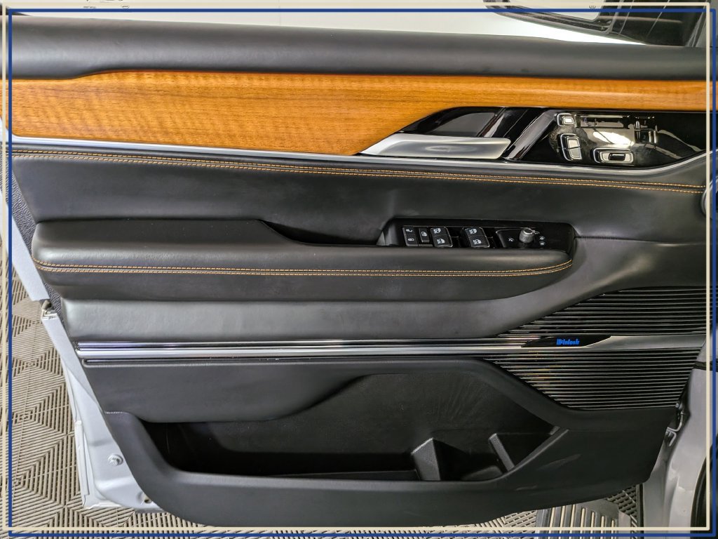 Used 2023 Jeep Grand Wagoneer Series III AWD/4WD image 17