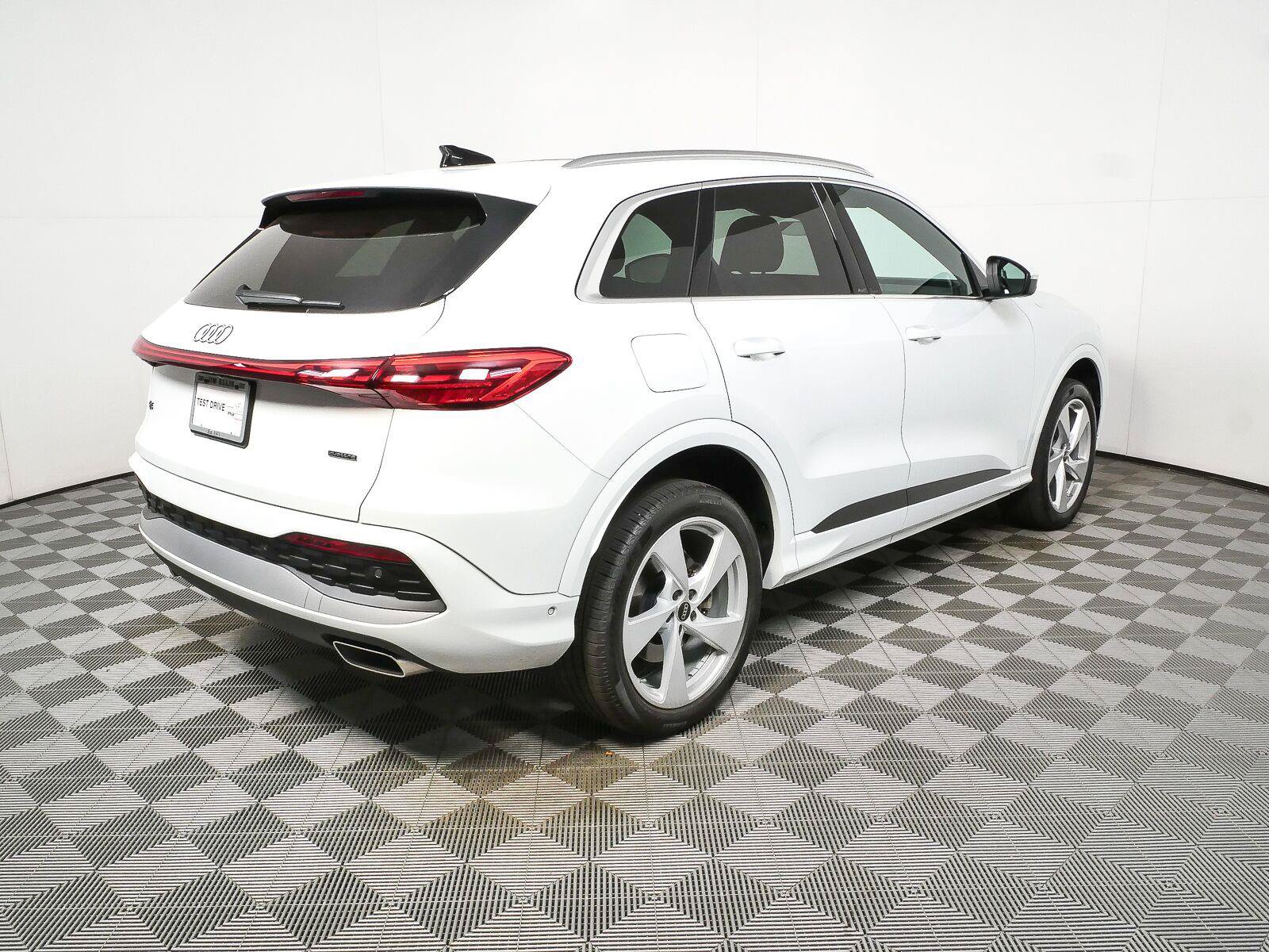 Used 2025 Audi Q5 Premium Plus w/ Premium Plus AWD/4WD image 3