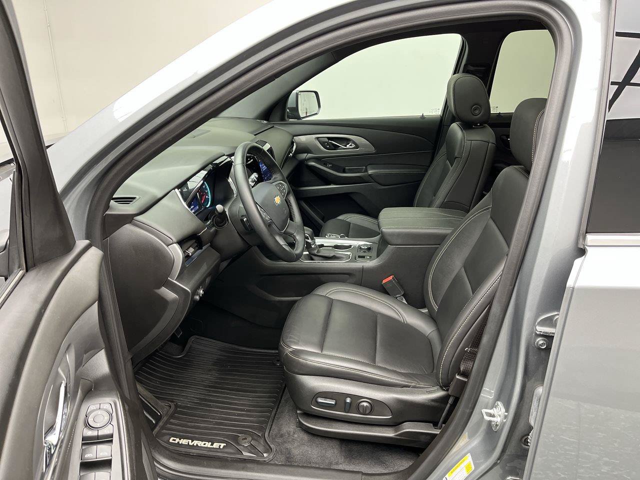 Certified 2023 Chevrolet Traverse LT w/ LT Premium Package AWD/4WD image 3