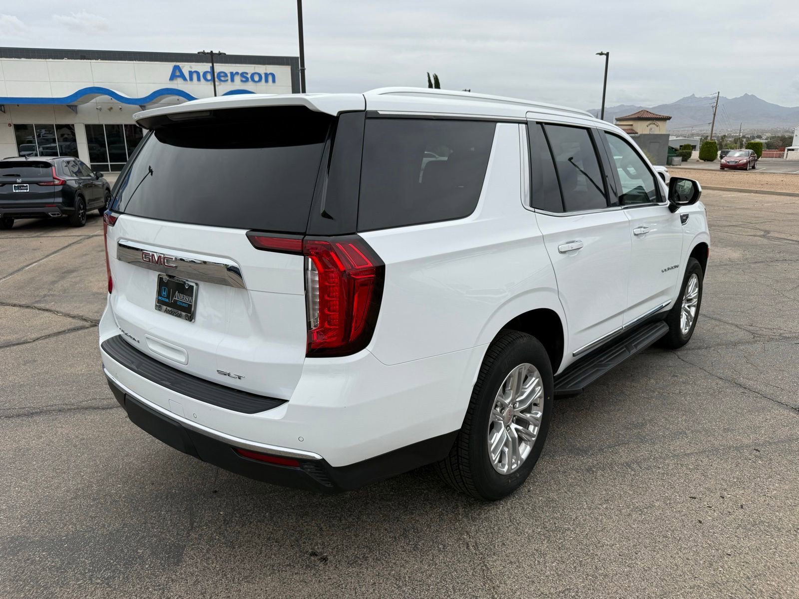 Used 2024 GMC Yukon SLT RWD image 6