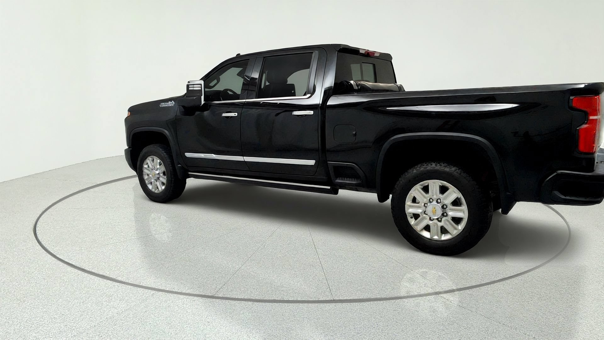 Used 2025 Chevrolet Silverado 2500 High Country w/ High Country Premium Package AWD/4WD image 3