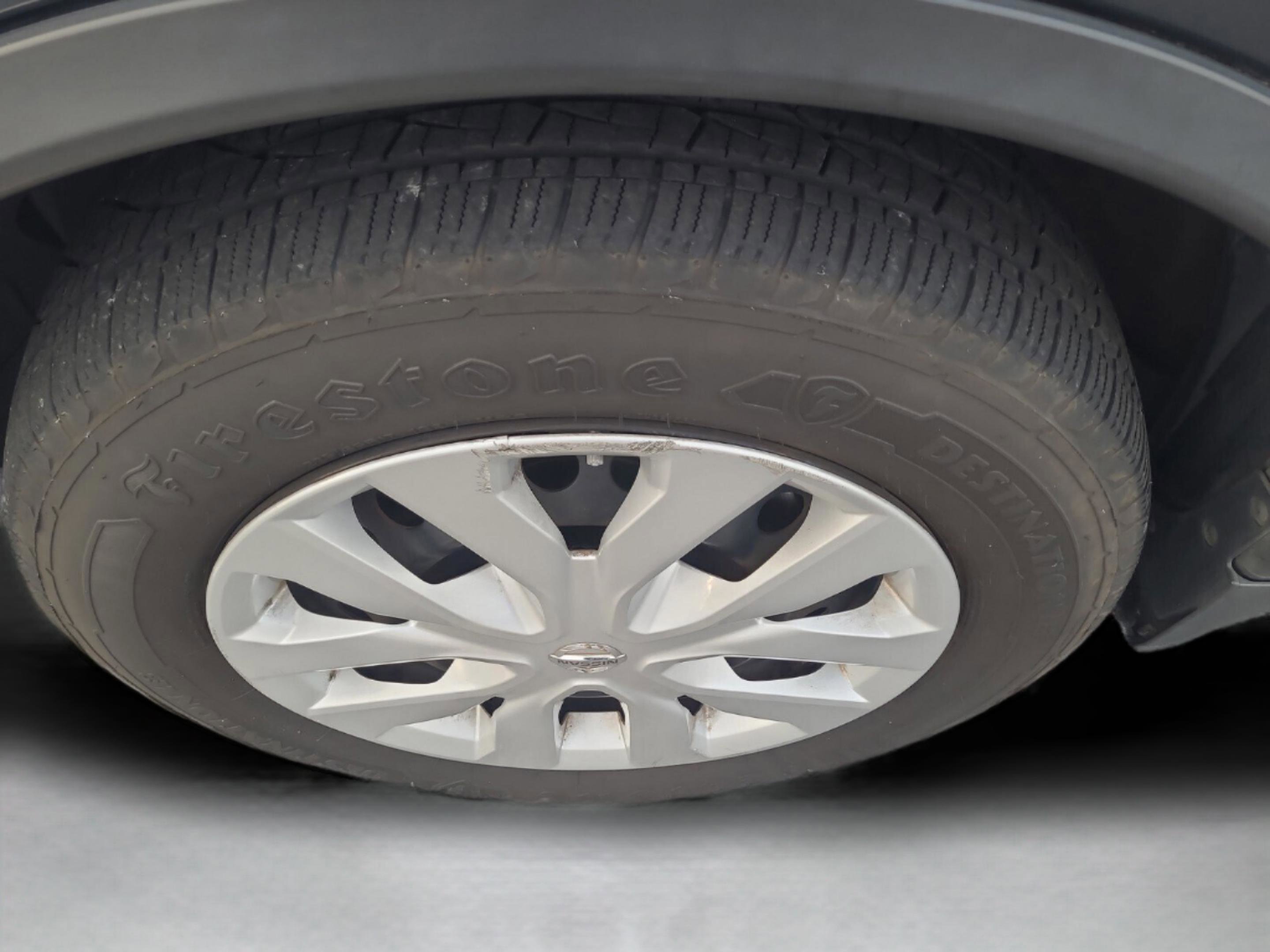 Used 2014 Nissan Rogue S image 31