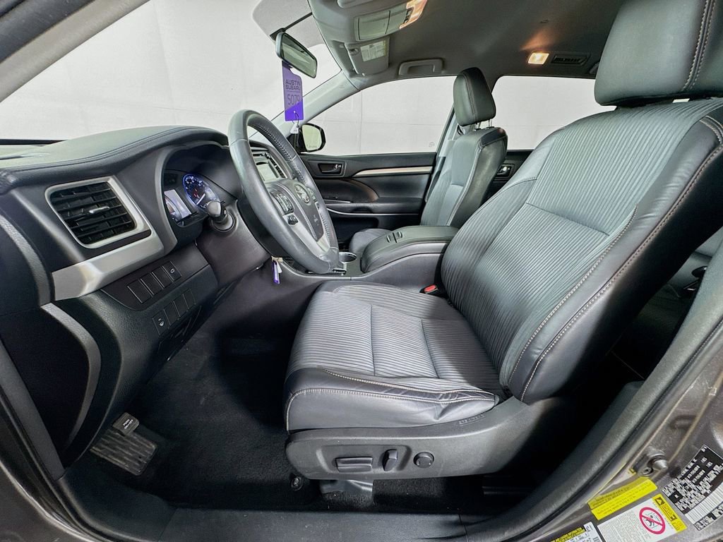 Used 2014 Toyota Highlander Plus FWD image 23