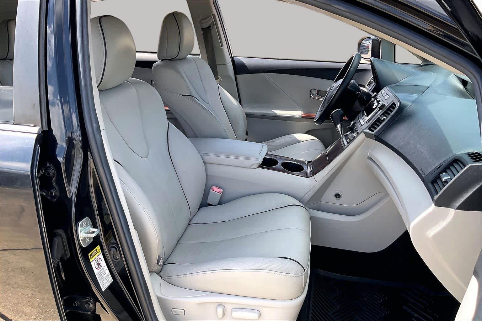 Used 2011 Toyota Venza w/ Leather Pkg FWD image 7