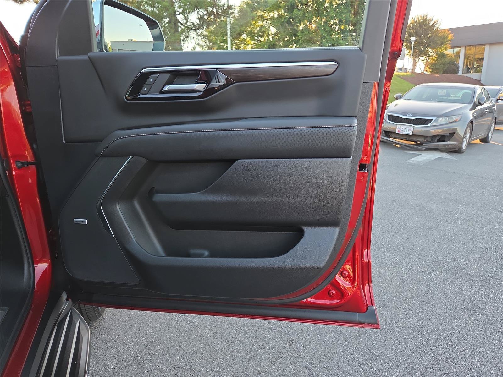 Used 2025 Chevrolet Suburban Premier AWD/4WD image 27