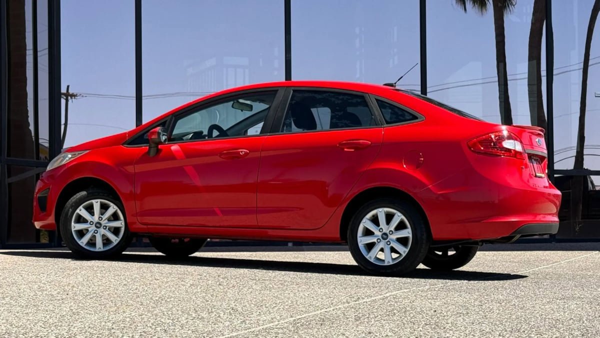 Used 2012 Ford Fiesta SE FWD image 6