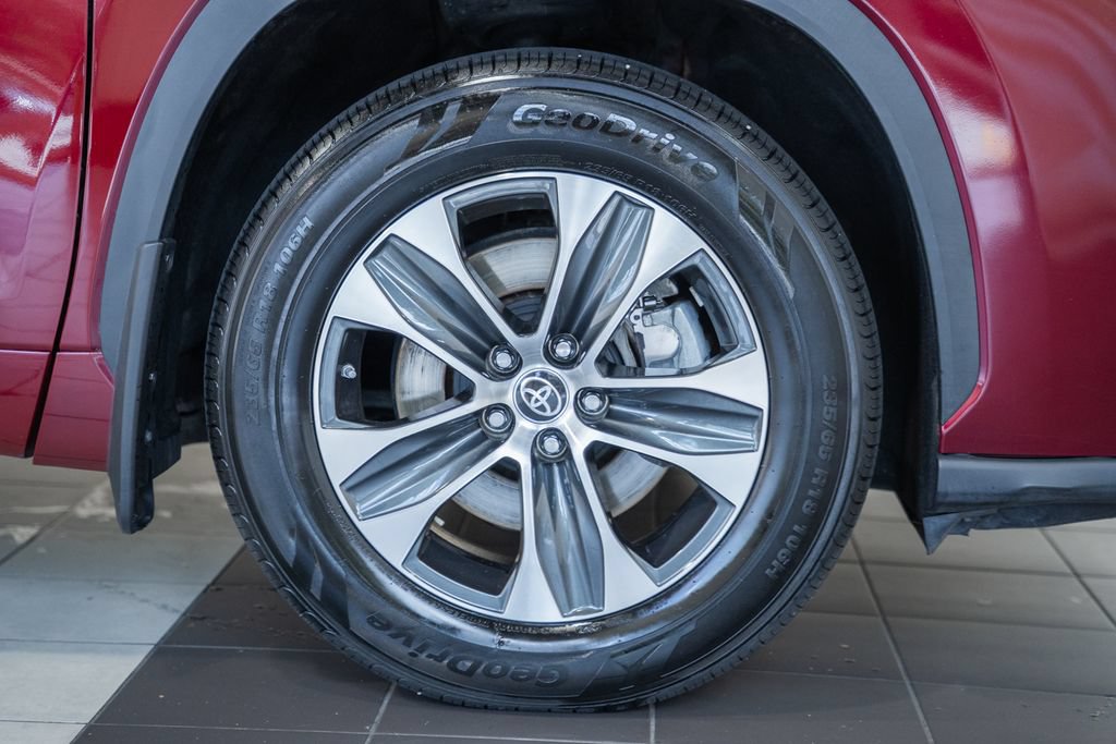 Used 2022 Toyota Highlander XLE AWD/4WD image 14