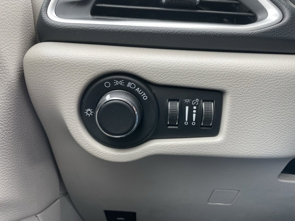 Used 2021 Chrysler Voyager Lxi image 46