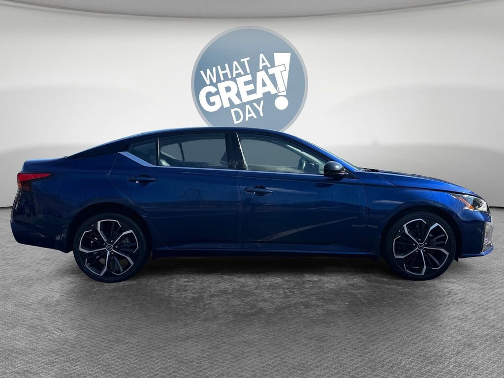 Used 2024 Nissan Altima 2.5 SR w/ SR Premium Package image 2