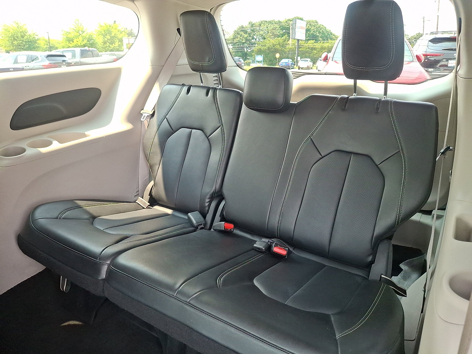 Used 2024 Chrysler Pacifica Touring-L FWD image 11