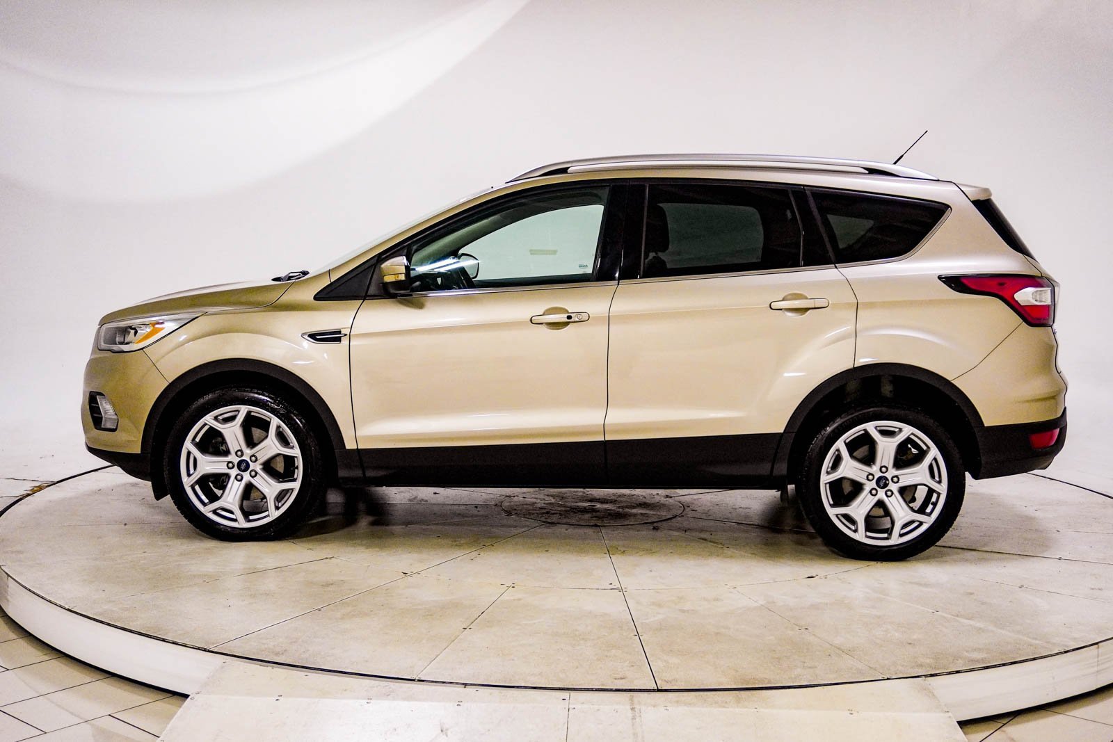Used 2017 Ford Escape Titanium image 4