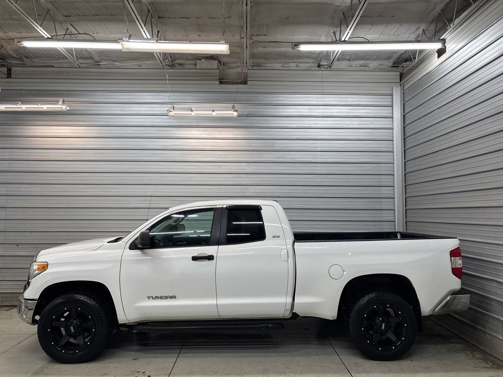 Used 2015 Toyota Tundra SR5 AWD/4WD image 8