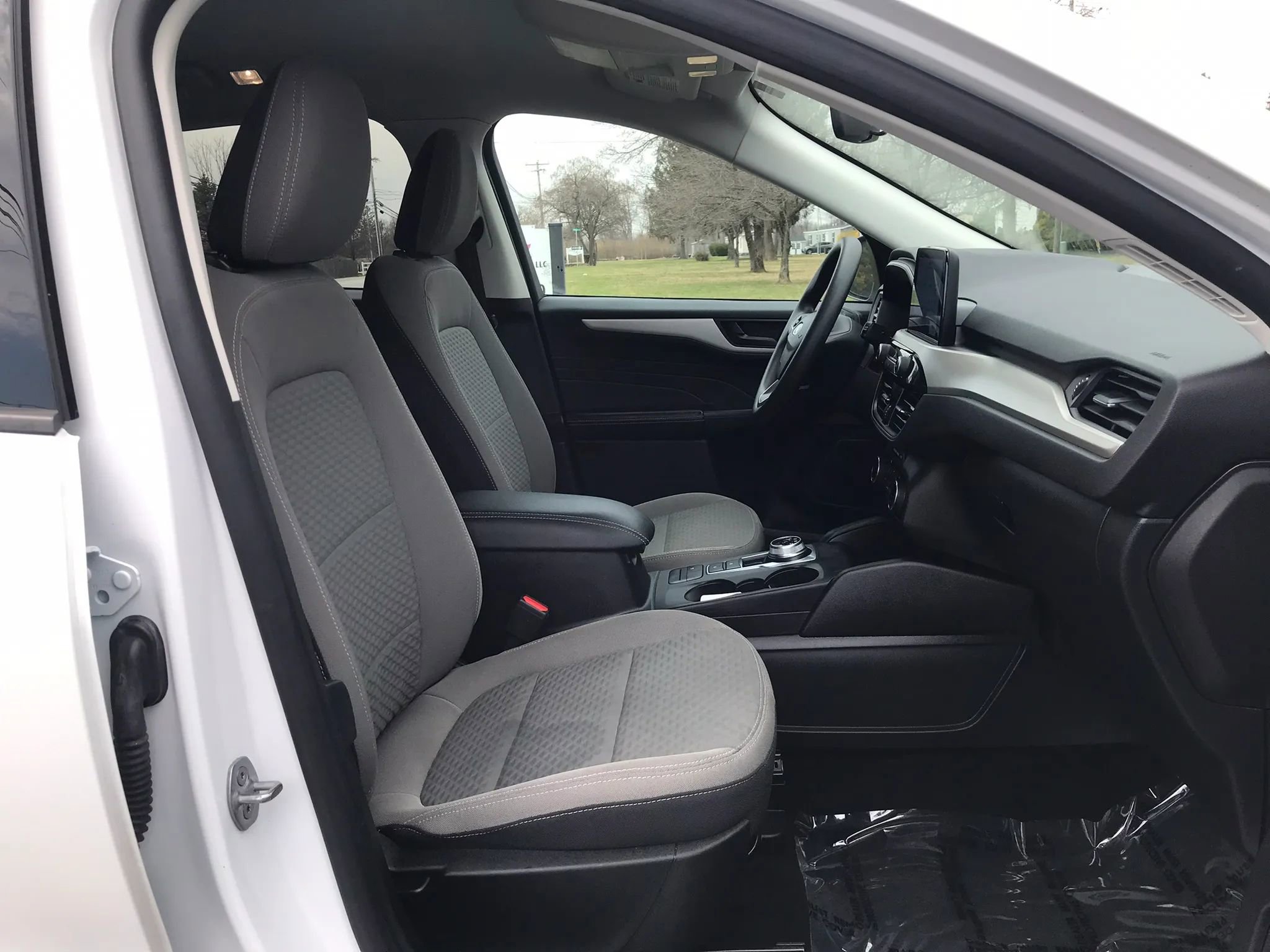 Used 2022 Ford Escape SE image 2