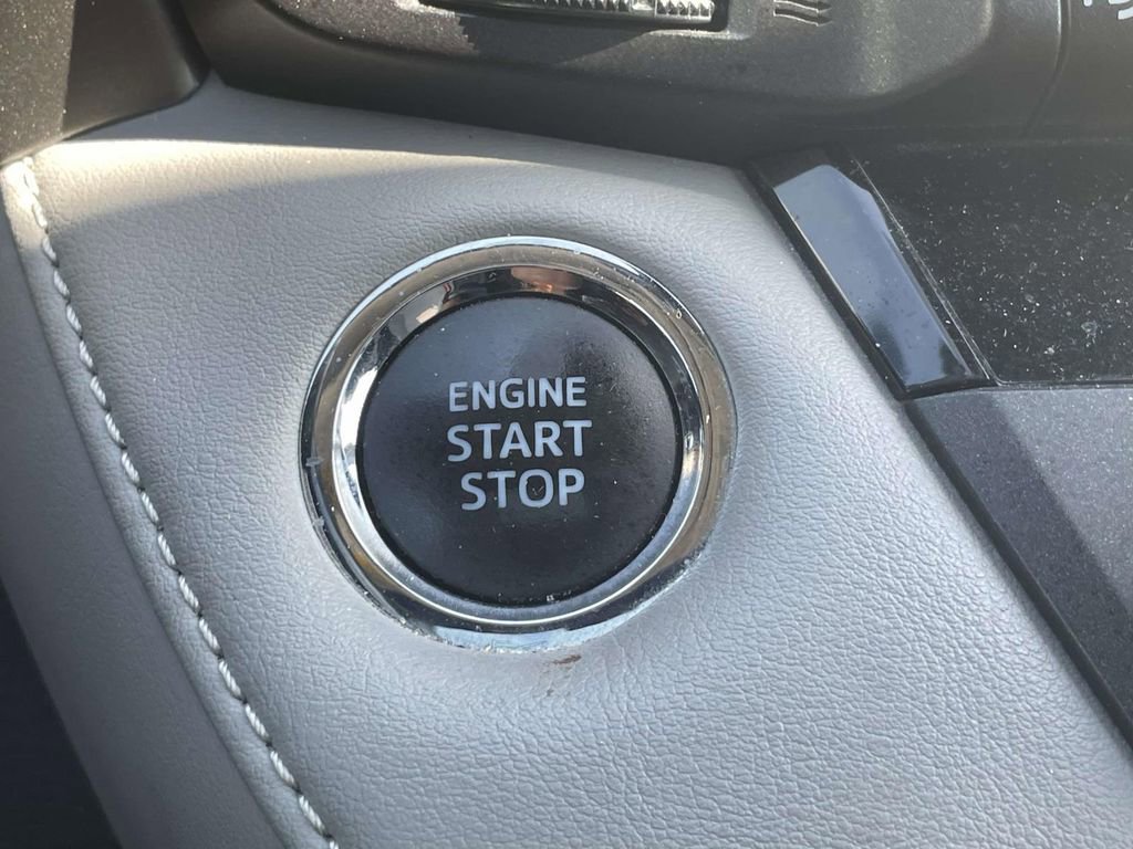 Used 2017 Toyota RAV4 XLE AWD/4WD image 34