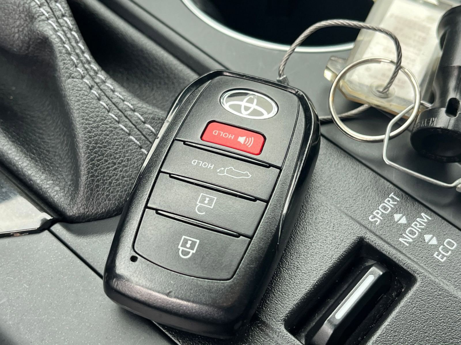 Used 2025 Toyota Highlander LE FWD image 21