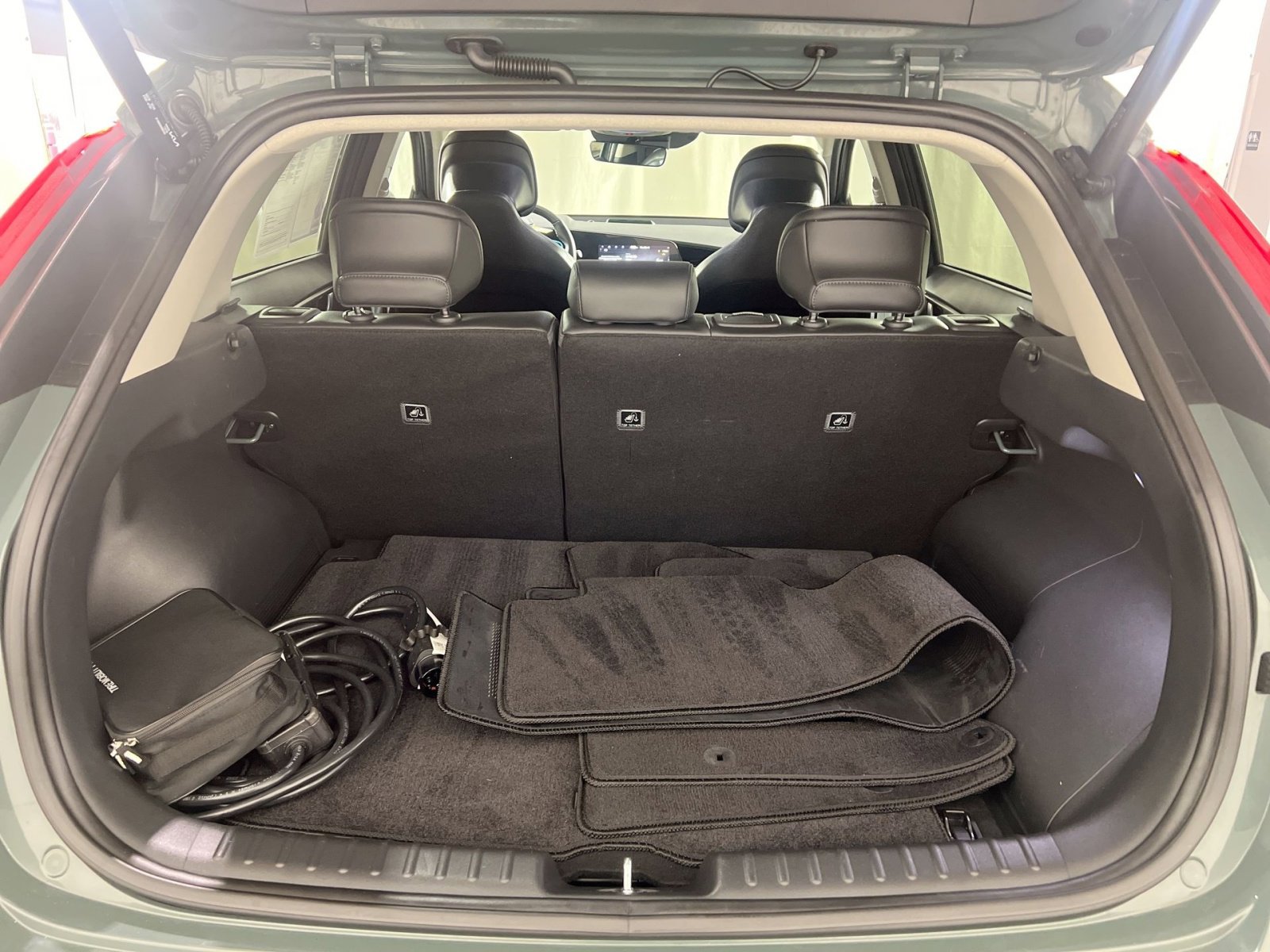 Used 2023 Kia Niro SX Touring image 27