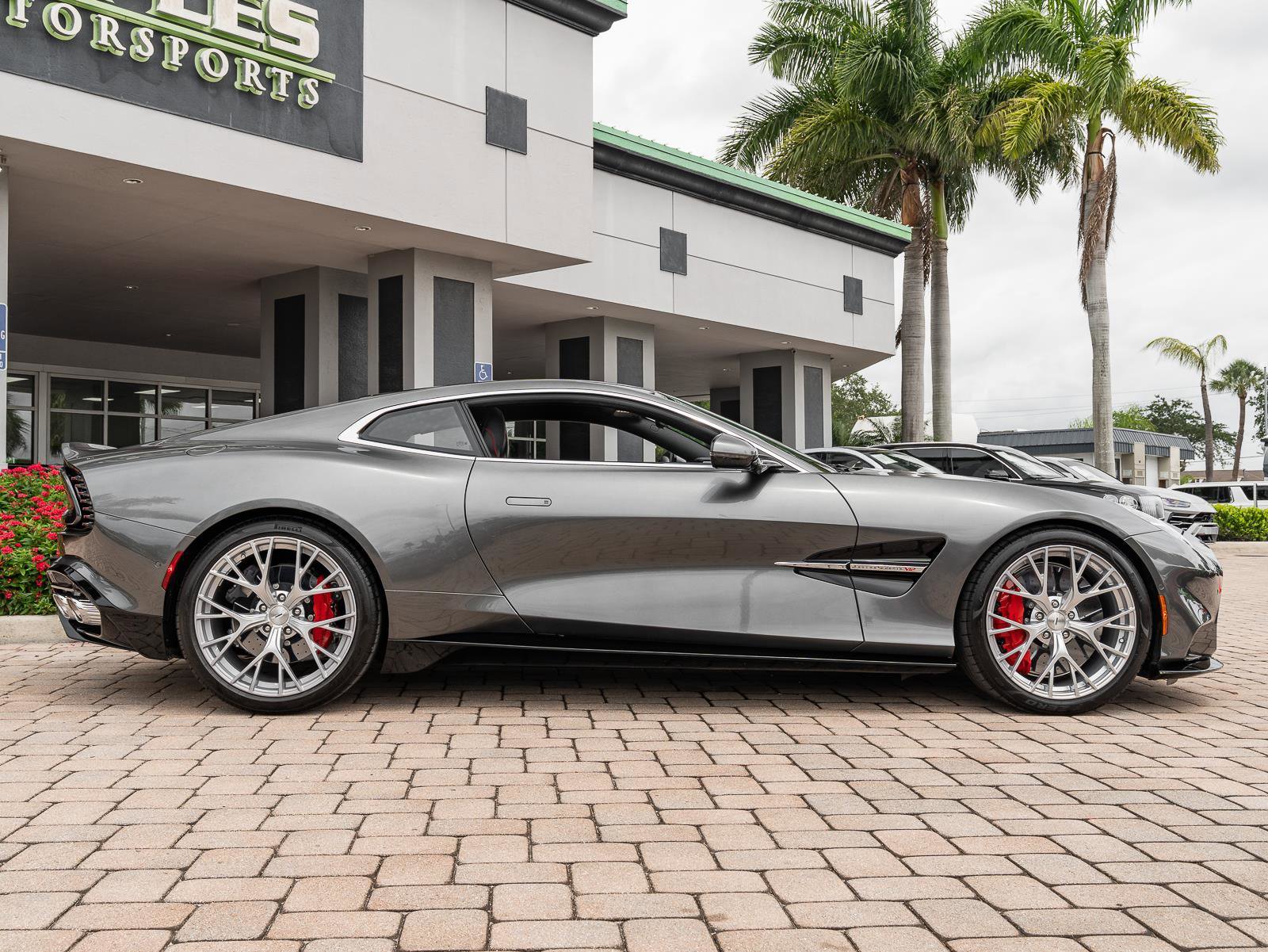 Used 2025 Aston Martin Vanquish RWD image 37