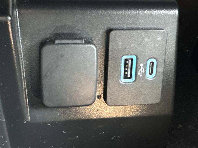Used 2023 Ford Explorer XLT w/ Equipment Group 202A AWD/4WD image 43