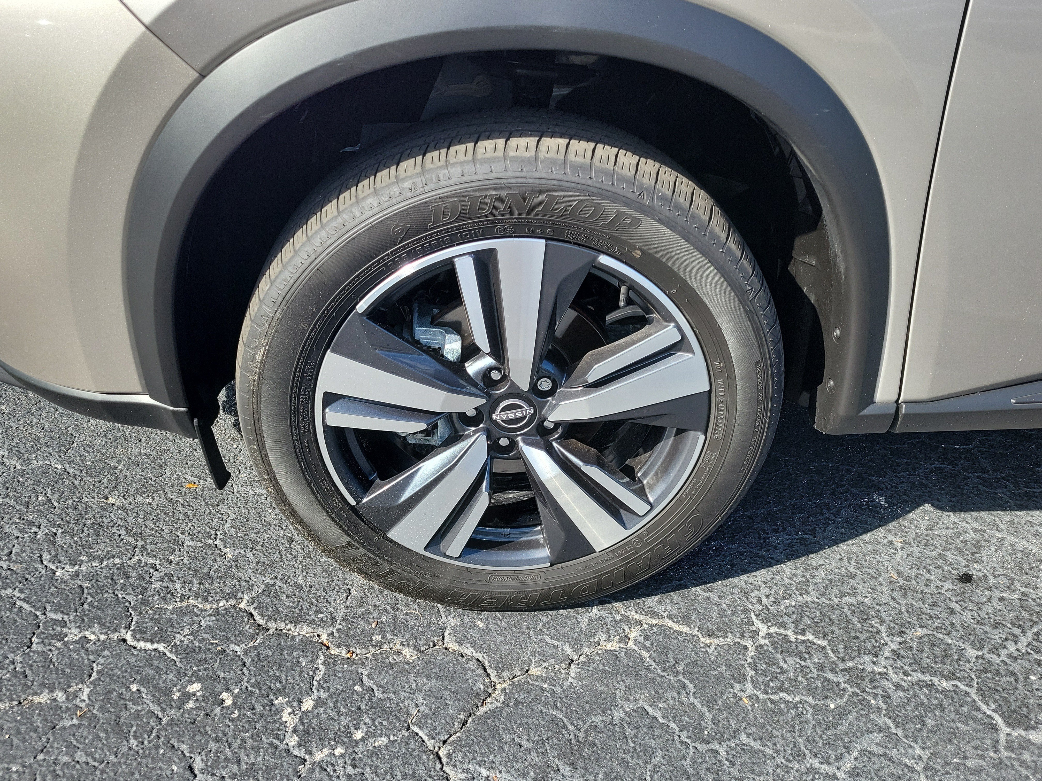 Certified 2025 Nissan Rogue SL FWD image 4