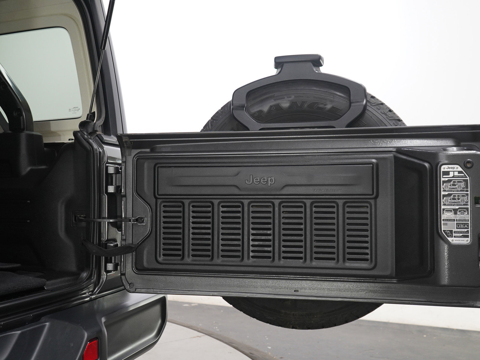 Used 2019 Jeep Wrangler Unlimited Sahara w/ Uconnect 4C Nav & Sound Group AWD/4WD image 17