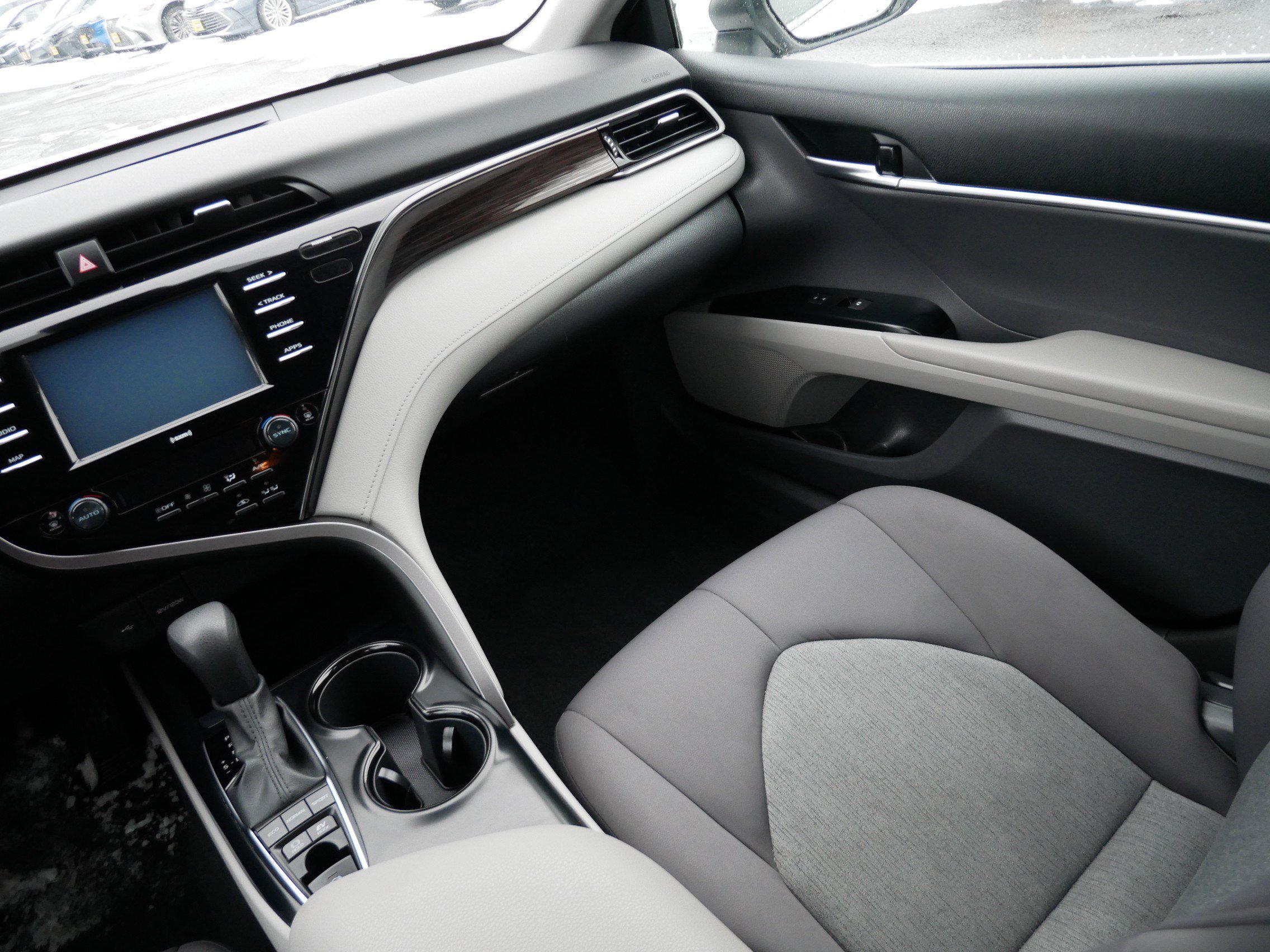 Used 2020 Toyota Camry LE image 11