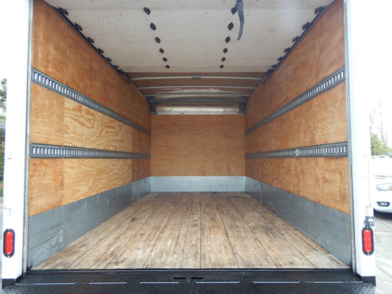 Used 2018 Isuzu NPR image 3