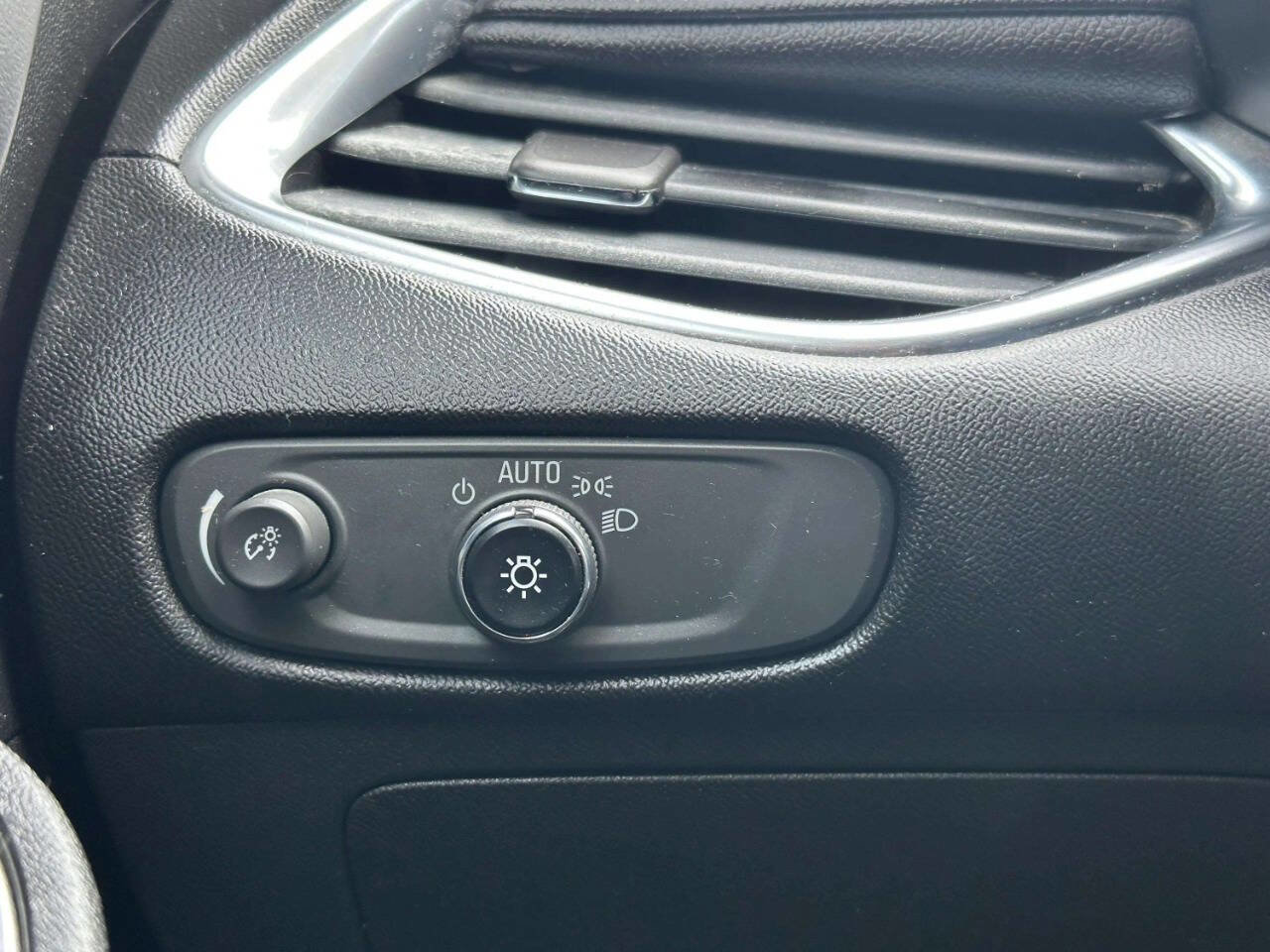 Used 2017 Chevrolet Malibu LT w/ Leather Package image 31