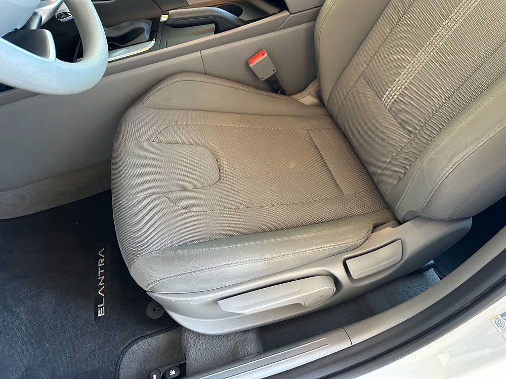 Used 2025 Hyundai Elantra SE image 12