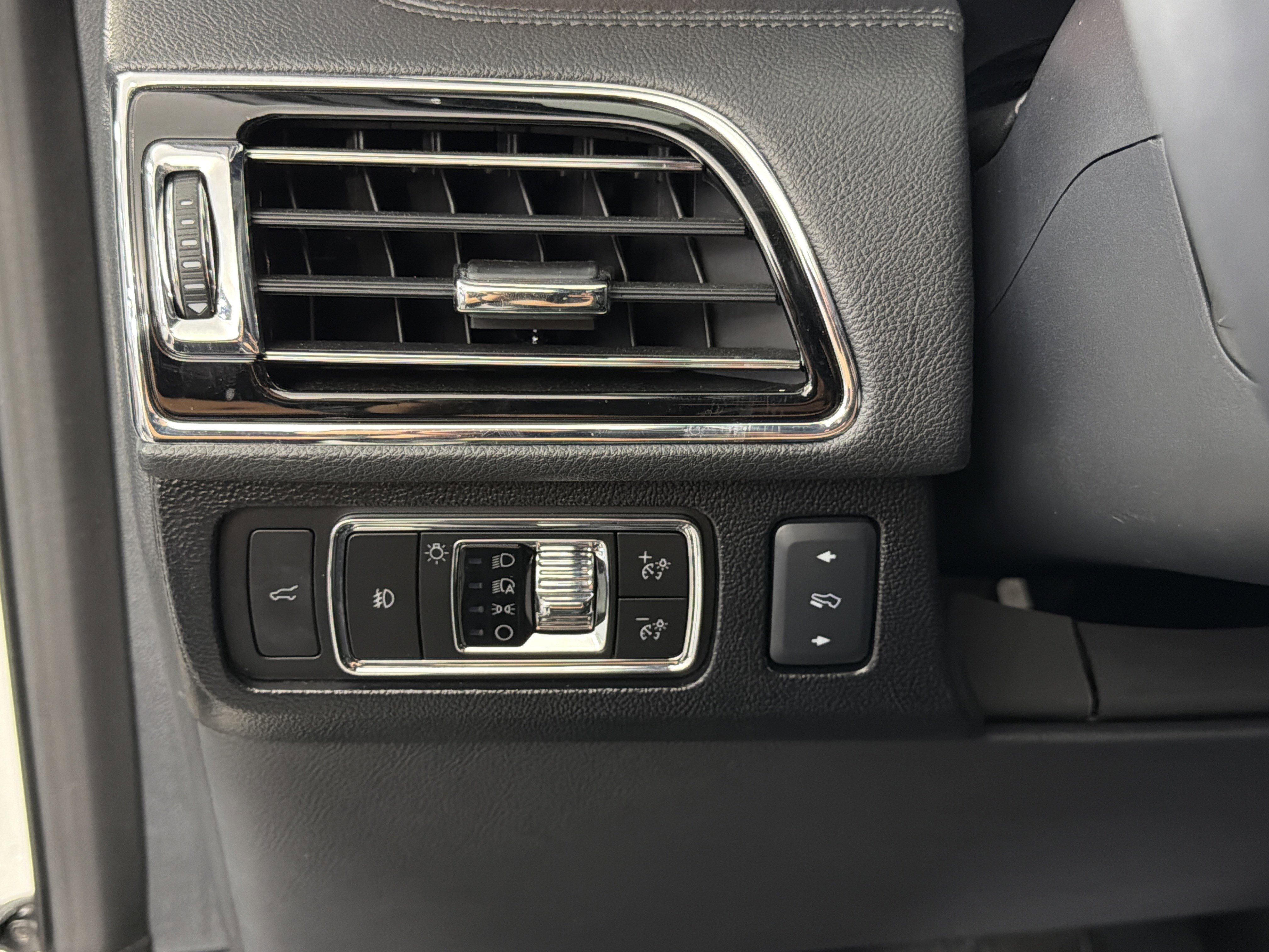 Used 2024 Lincoln Navigator Reserve image 14