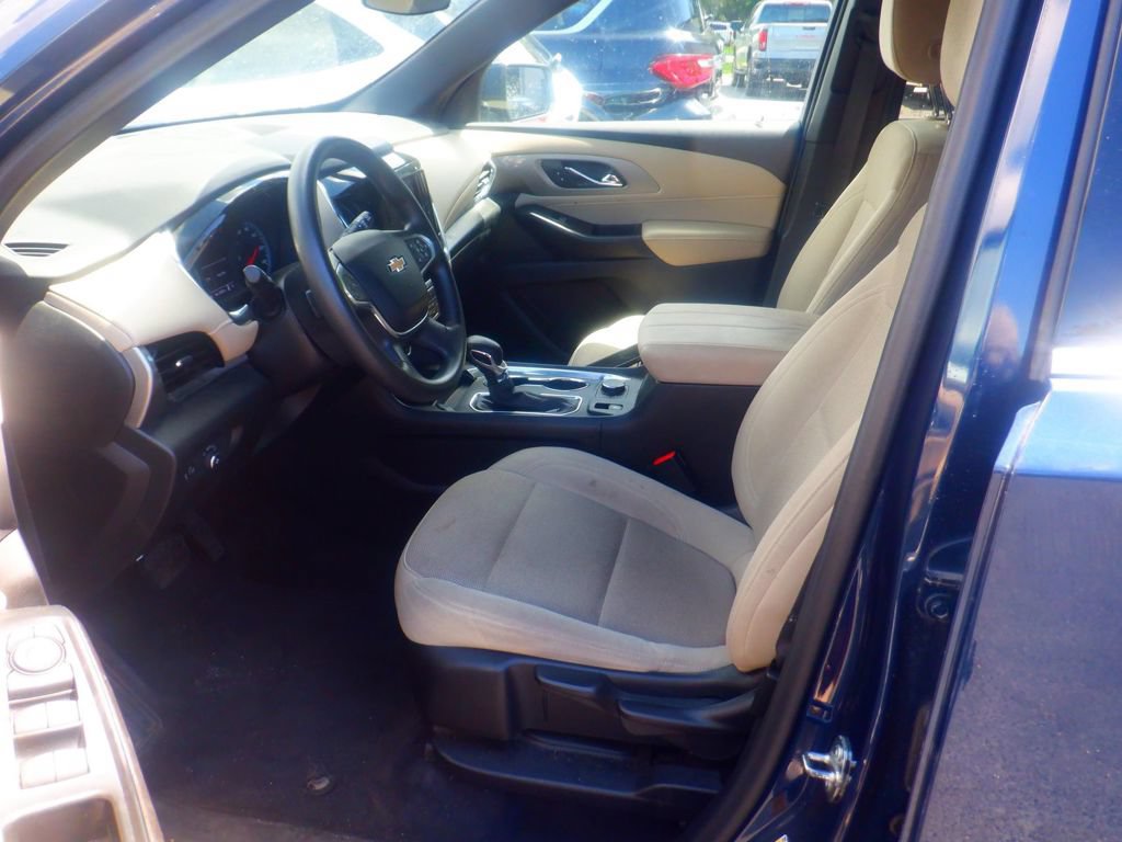 Used 2023 Chevrolet Traverse LS w/ Safety Package FWD image 9