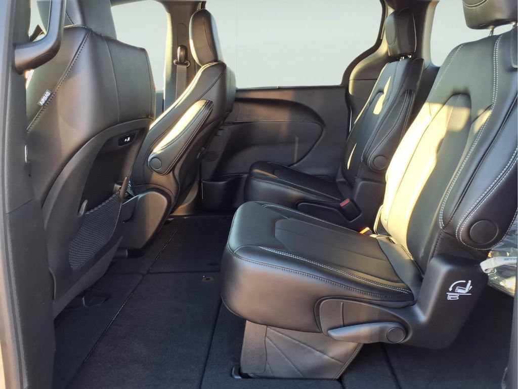 New 2026 Chrysler Pacifica Select w/ S Appearance Package FWD image 7