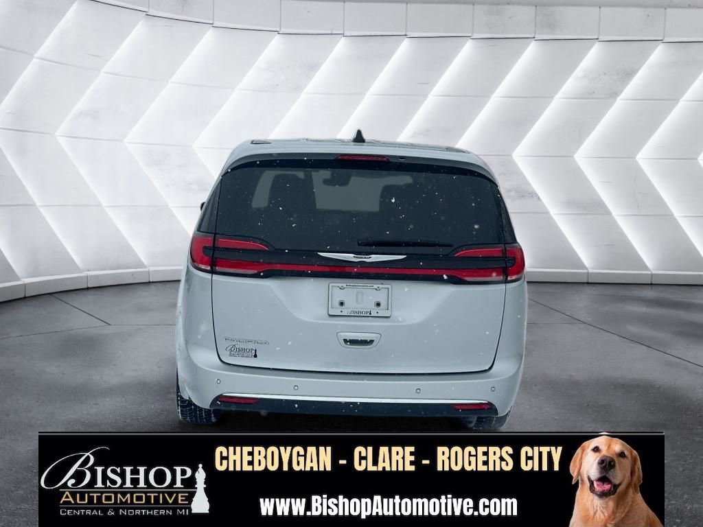 Used 2024 Chrysler Pacifica Touring-L FWD image 18