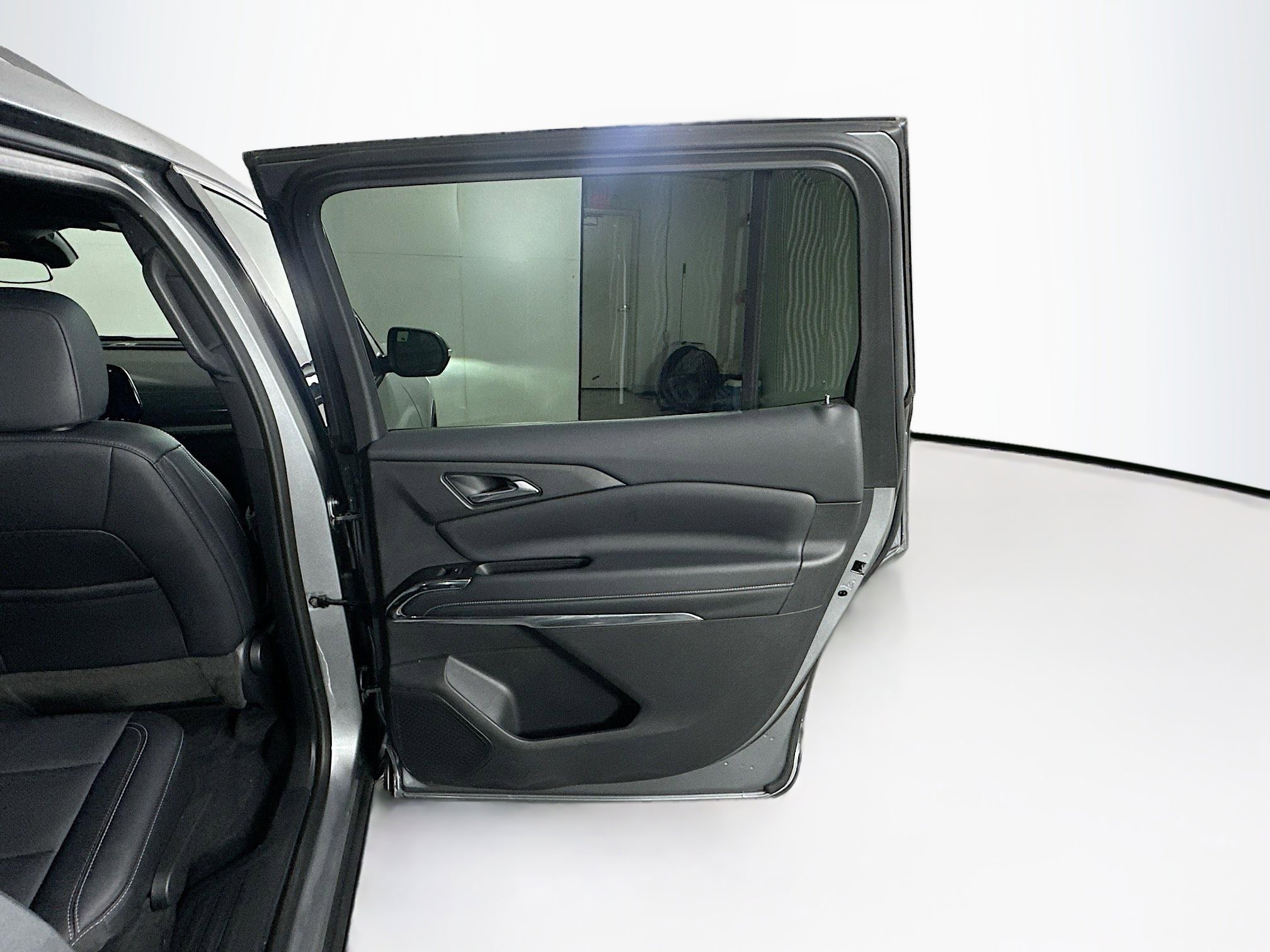 Used 2025 Chevrolet Traverse LT image 32