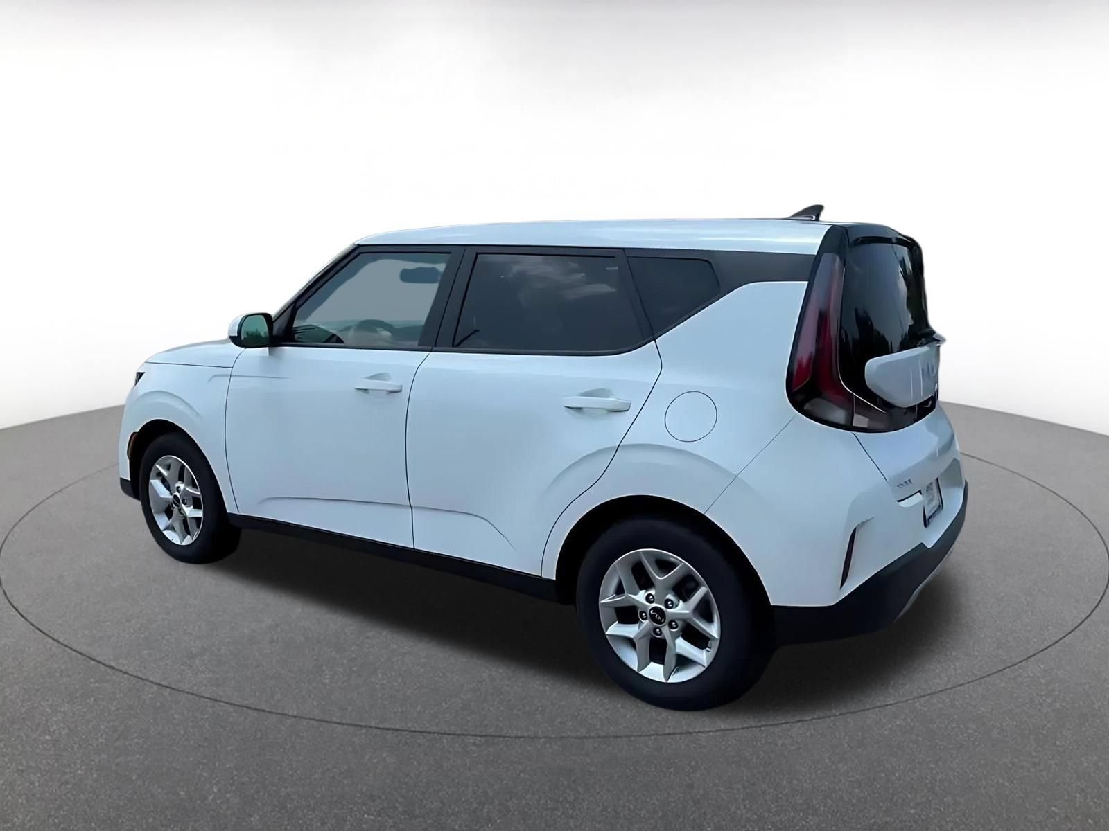 Used 2025 Kia Soul LX w/ LX Technology Package FWD image 10