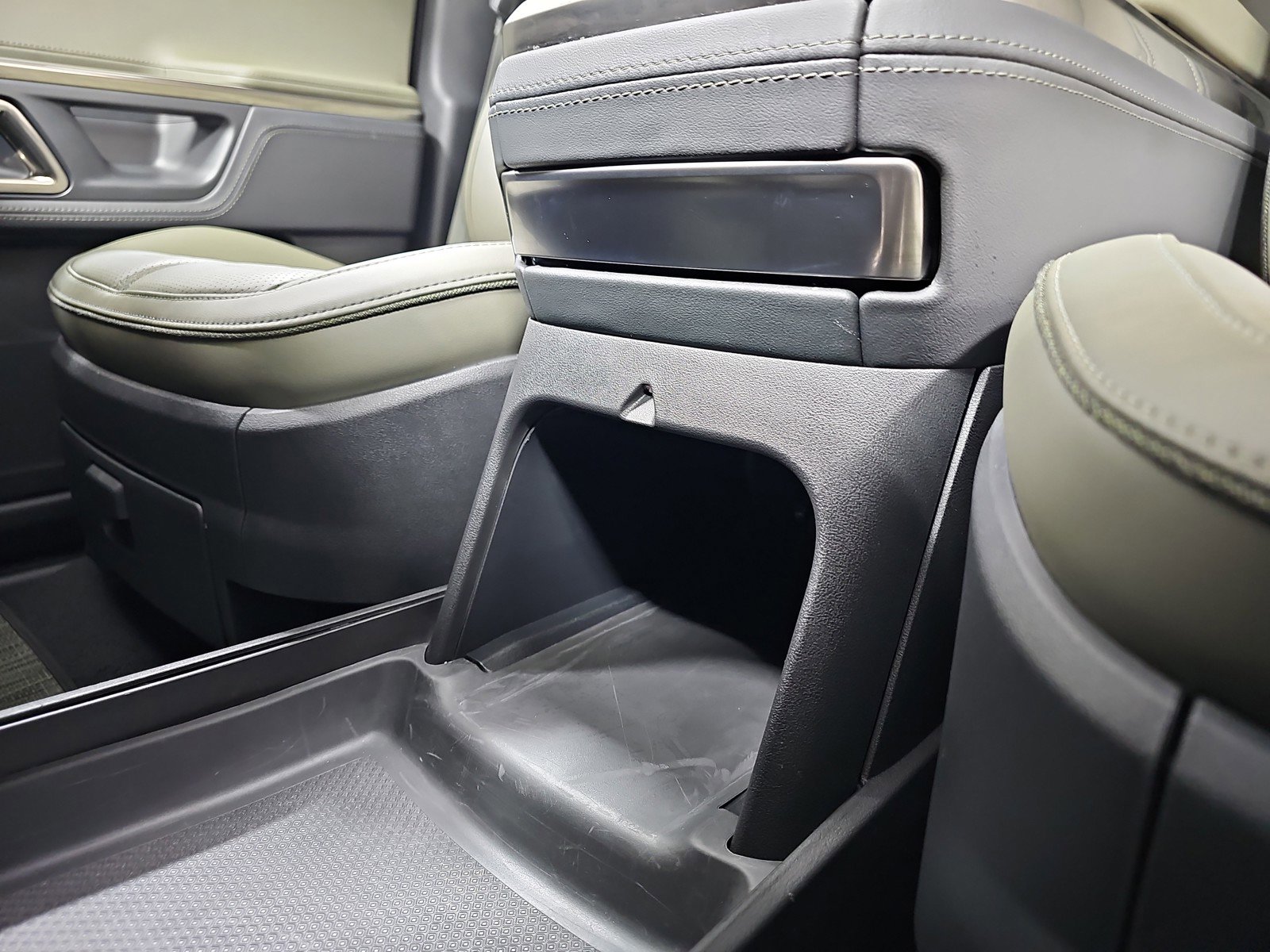 Used 2023 Rivian R1S Adventure image 33