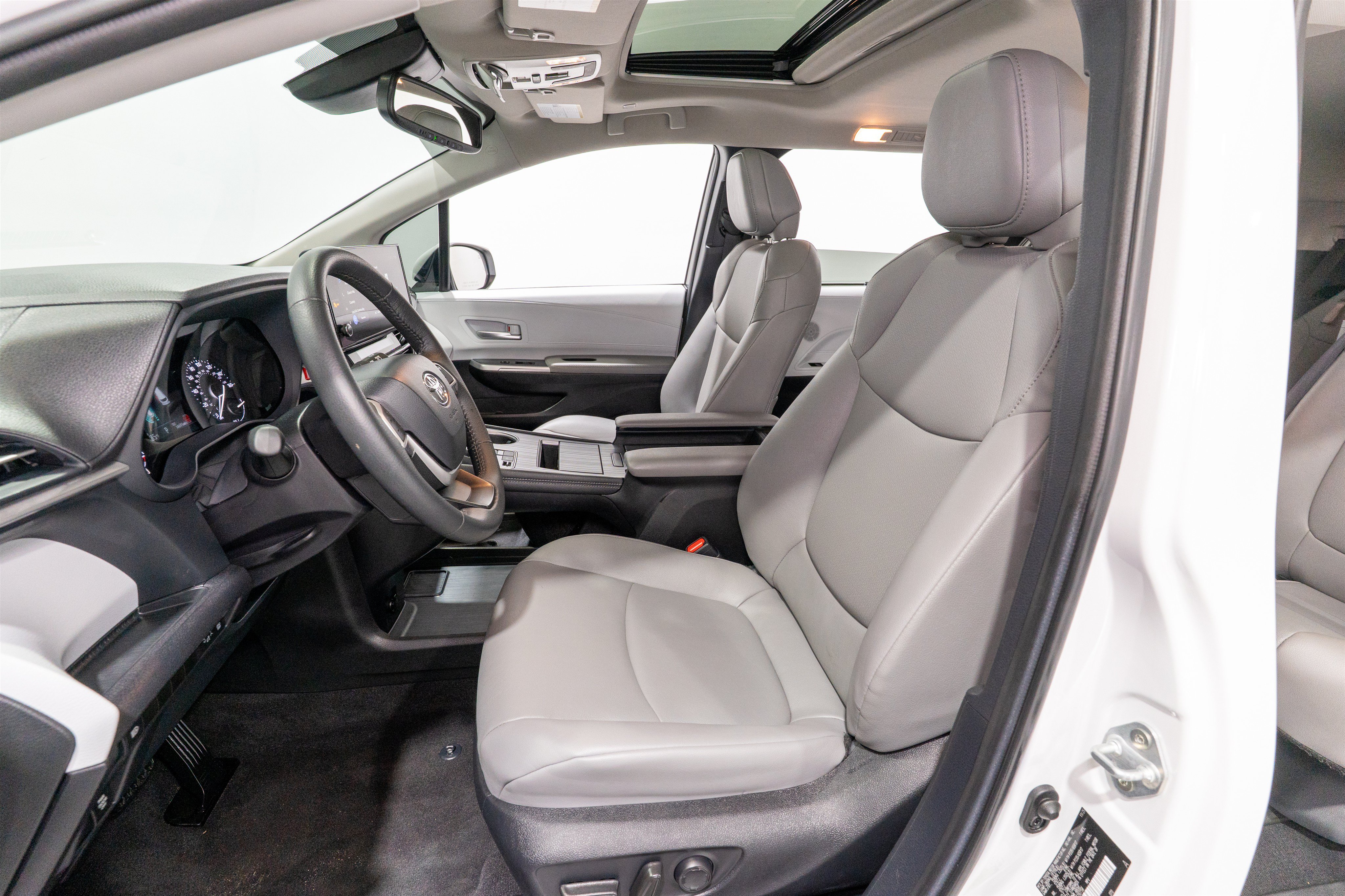 Used 2026 Toyota Sienna XLE FWD image 15