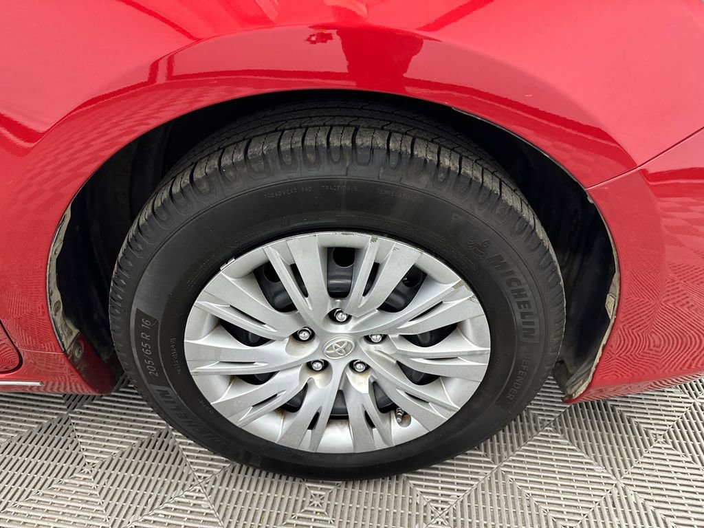 Used 2014 Toyota Camry L image 12