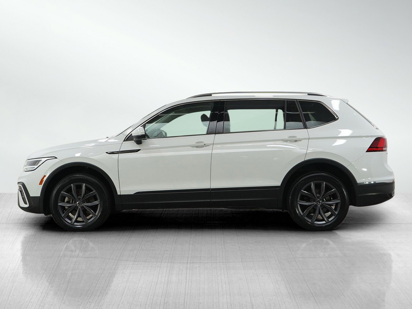 Used 2022 Volkswagen Tiguan SE AWD/4WD image 2