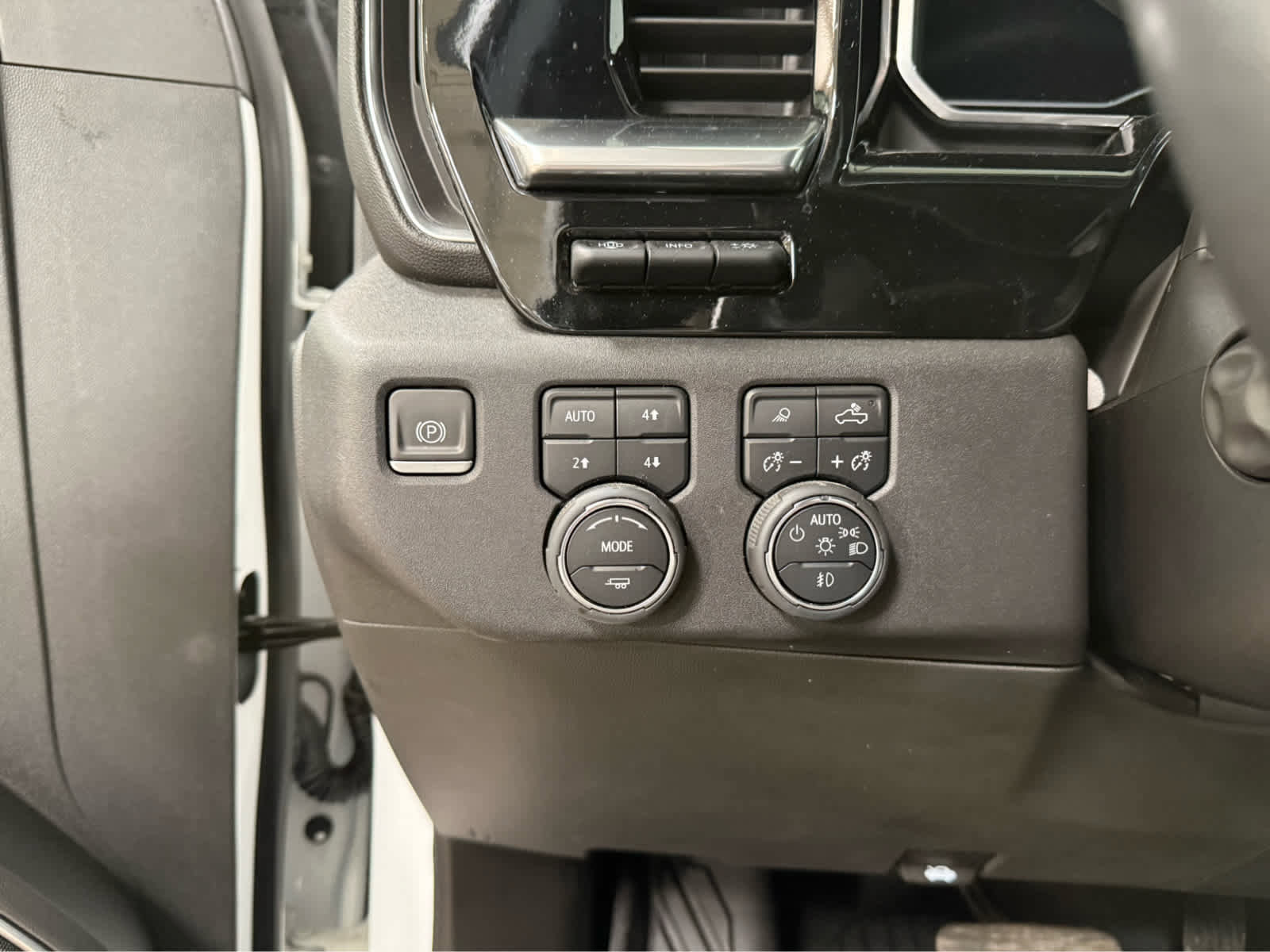 Certified 2023 Chevrolet Silverado 1500 LTZ w/ LTZ Premium Package AWD/4WD image 23
