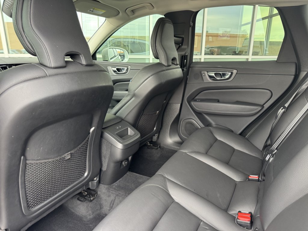 Used 2022 Volvo XC60 B5 Momentum w/ Climate Package AWD/4WD image 35