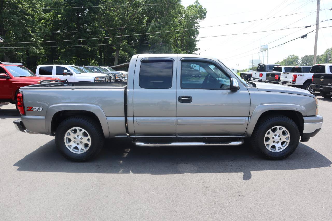 Used 2006 Chevrolet Silverado 1500 LT w/ Onstar Plus Package AWD/4WD image 4