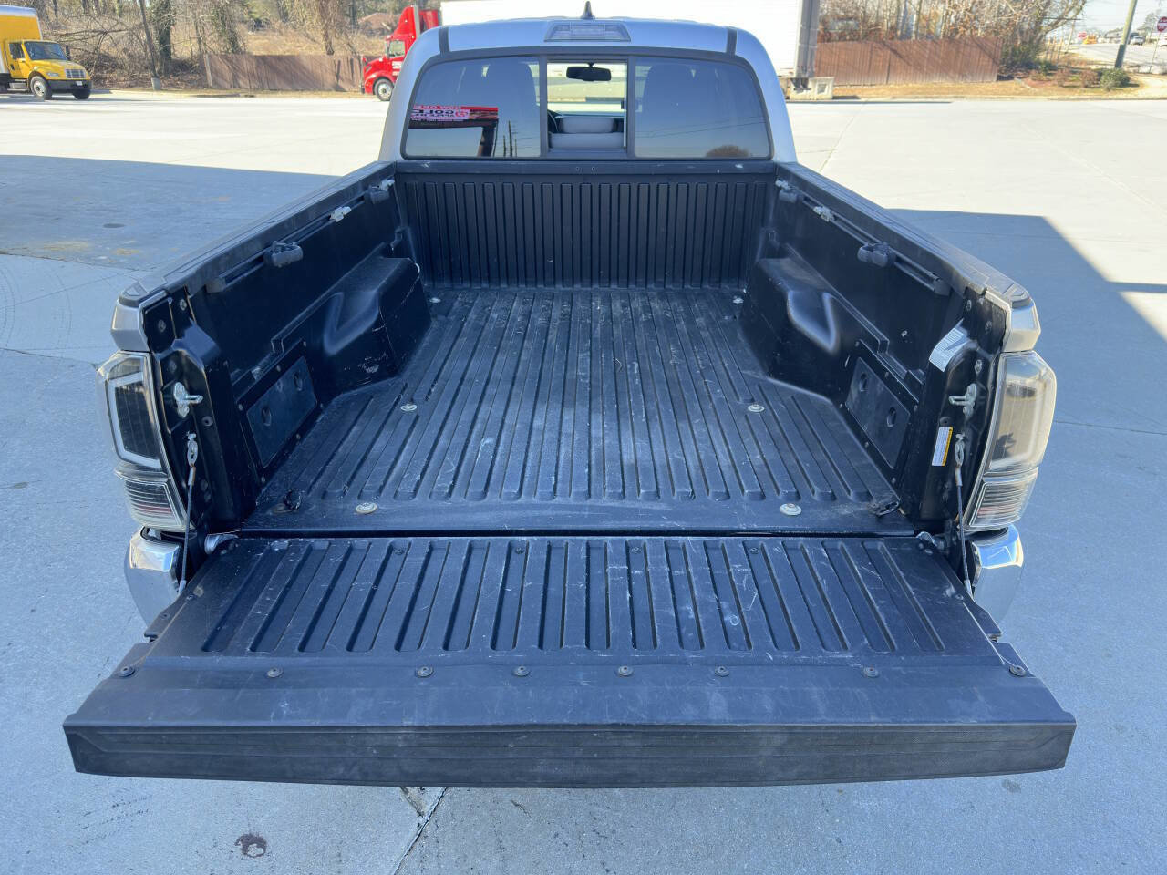 Used 2016 Toyota Tacoma SR5 w/ SR5 Appearance Package (SN) AWD/4WD image 18