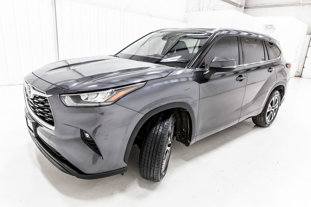 Used 2020 Toyota Highlander XLE FWD image 2