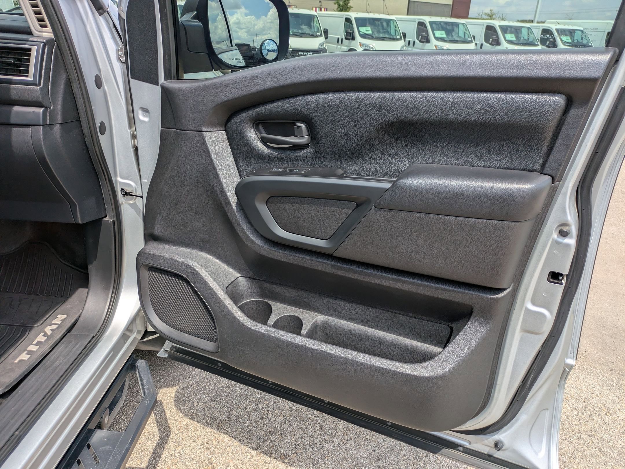 Used 2017 Nissan Titan S image 28